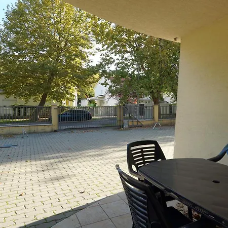 Yellow Sun Apartment *